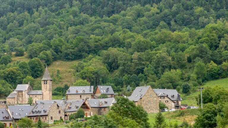 Vista panoràmica del Pirineu a l’alba prop dels apartaments muntanya Pirineu Lleida.
