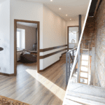 Proceso de reforma dentro de una casa como parte de servicios de construcción y mantenimiento.