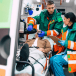 Servicio de ambulancias privadas con personal médico trasladando a un paciente en Madrid