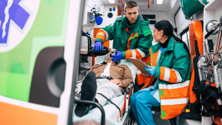 Servicio de ambulancias privadas con personal médico trasladando a un paciente en Madrid