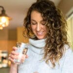 Mujer activa tomando suplementos naturales para aumentar su energía de forma saludable