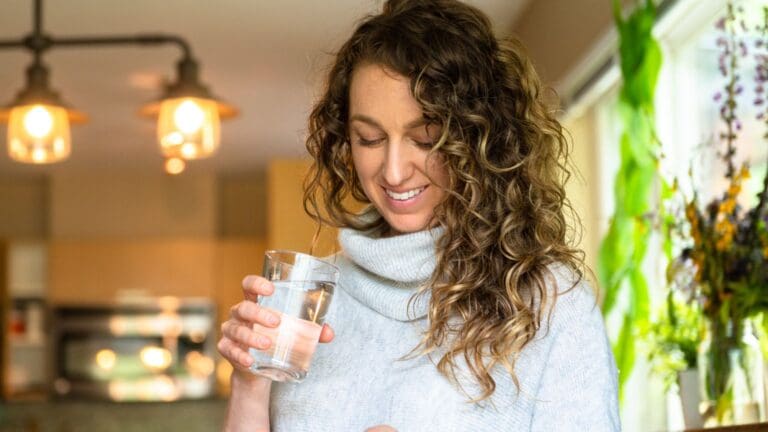 Mujer activa tomando suplementos naturales para aumentar su energía de forma saludable