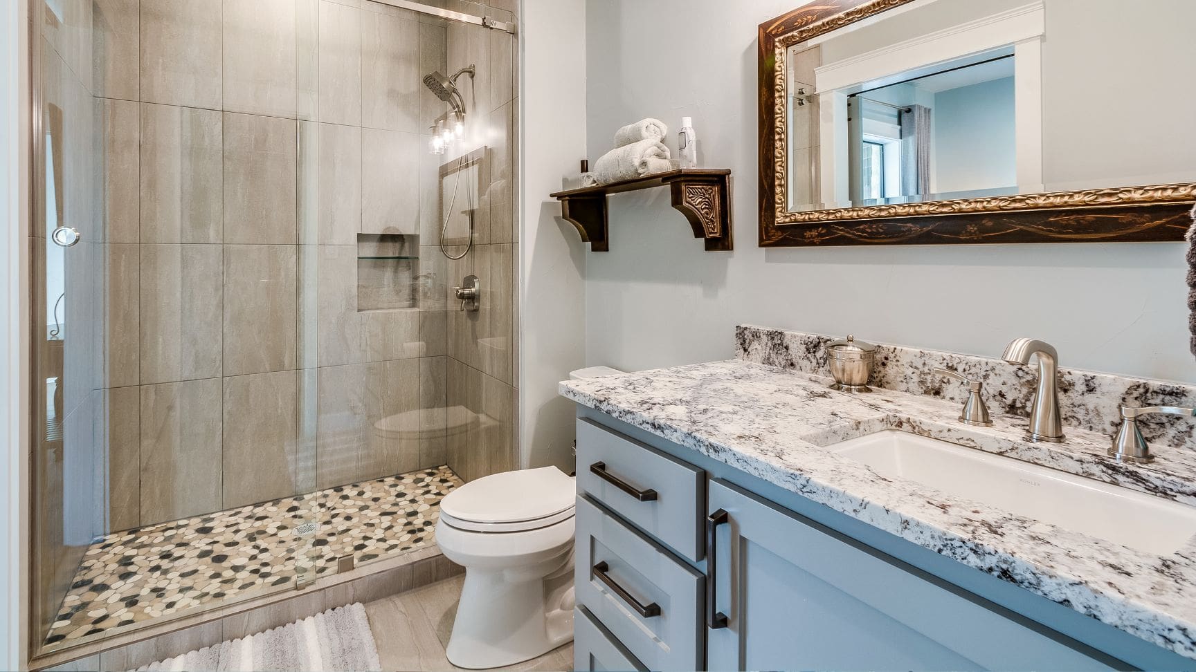 Mampara de ducha corredera de vidrio templado instalada en baño moderno y minimalista