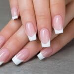 Resultado final de manicura combinada en manos elegantes y cuidadas