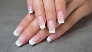 Resultado final de manicura combinada en manos elegantes y cuidadas