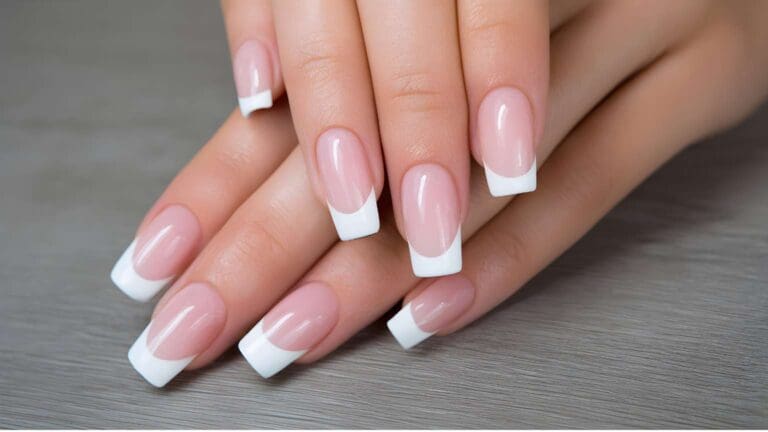 Resultado final de manicura combinada en manos elegantes y cuidadas