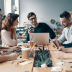 Equipo creativo trabajando en un estudio para una agencia de video marketing especializada en redes sociales.