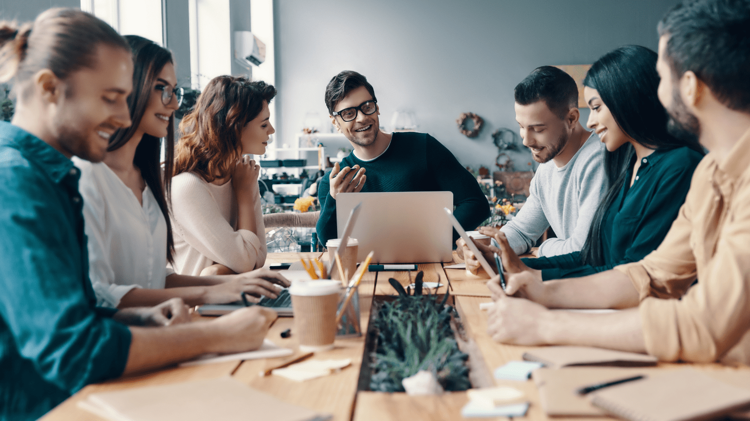 Equipo creativo trabajando en un estudio para una agencia de video marketing especializada en redes sociales.