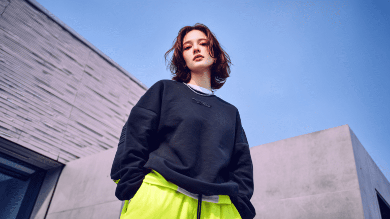 Persona con estilo urbano explorando una tienda de ropa alternativa en línea