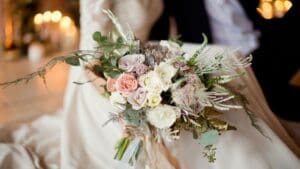 Ramo de flores de temporada para boda en España con estilo natural y diseño floral sostenible
