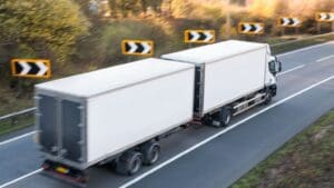 Camión de transporte profesional en ruta internacional para logística empresarial