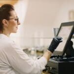 TPV táctil portátil para hostelería en food truck durante evento gastronómico al aire libre.