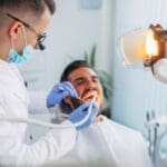 Paciente recibiendo limpieza dental profesional en clínica moderna en Barcelona