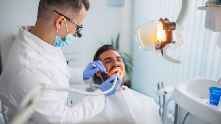 Paciente recibiendo limpieza dental profesional en clínica moderna en Barcelona