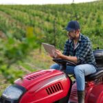 Tractor equipado con sistema GPS trabajando en una plantación agrícola con precisión milimétrica.