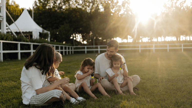 Familia disfrutando de una casa rural ecológica con actividades al aire libre en plena naturaleza