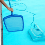 Accesorios para piscinas utilizados para mejorar la seguridad en una instalación deportiva.