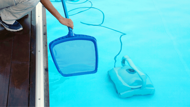 Accesorios para piscinas utilizados para mejorar la seguridad en una instalación deportiva.