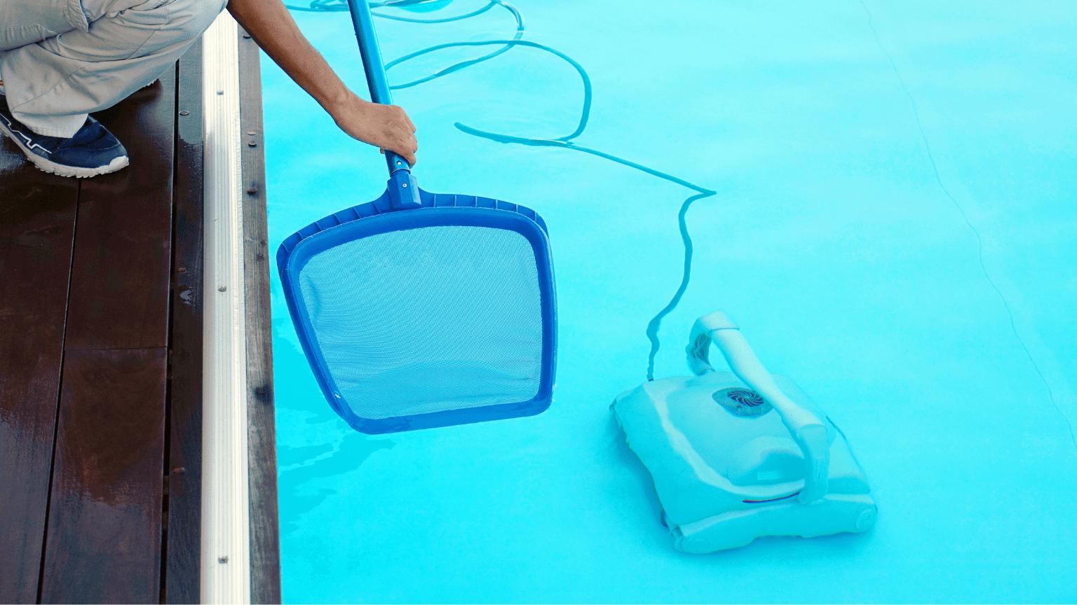 Accesorios para piscinas utilizados para mejorar la seguridad en una instalación deportiva.