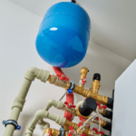 Sistema de calefacción eficiente instalado en vivienda moderna con accesorios hidráulicos