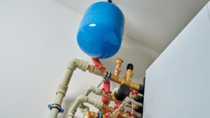 Sistema de calefacción eficiente instalado en vivienda moderna con accesorios hidráulicos