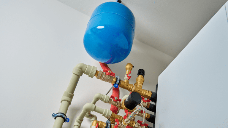 Sistema de calefacción eficiente instalado en vivienda moderna con accesorios hidráulicos