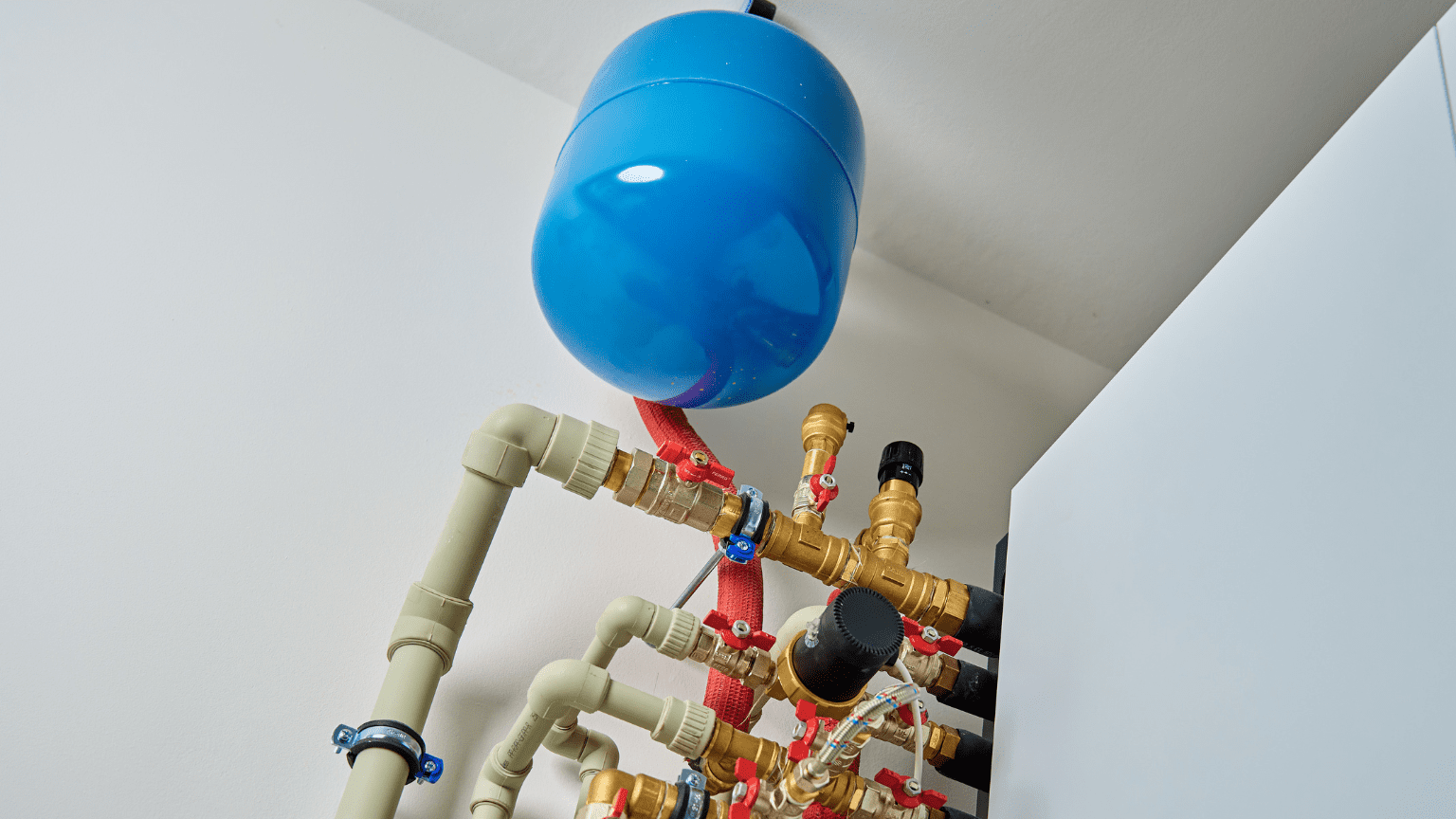 Sistema de calefacción eficiente instalado en vivienda moderna con accesorios hidráulicos