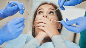 Instrumentos dentales básicos utilizados durante una consulta sin dolor