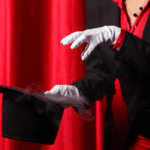 Mago realizando un espectáculo de magia en una celebración con adultos y familias