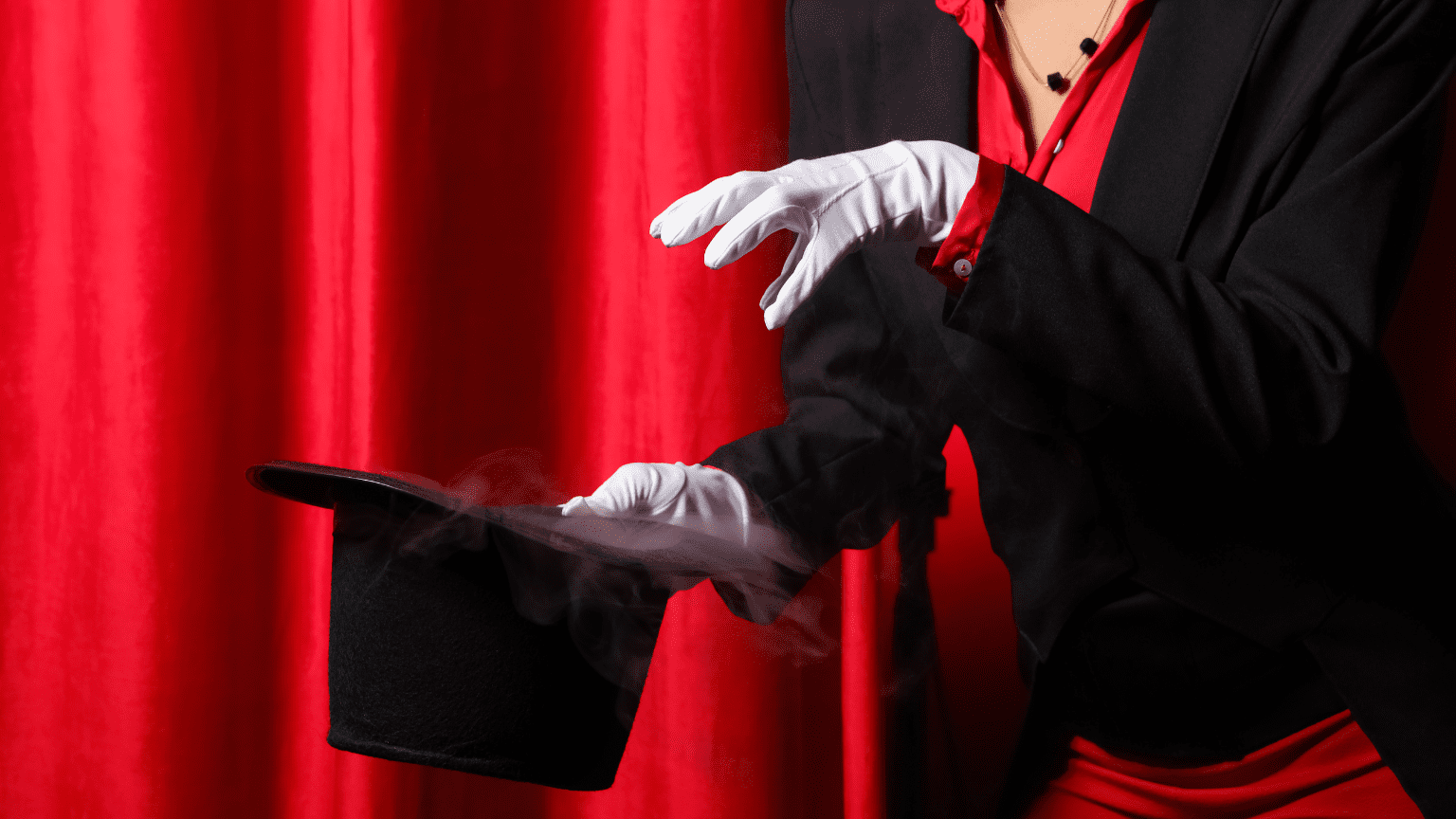 Mago realizando un espectáculo de magia en una celebración con adultos y familias