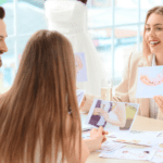 Organizadora de bodas planificando una ceremonia con diseño sencillo y elegante