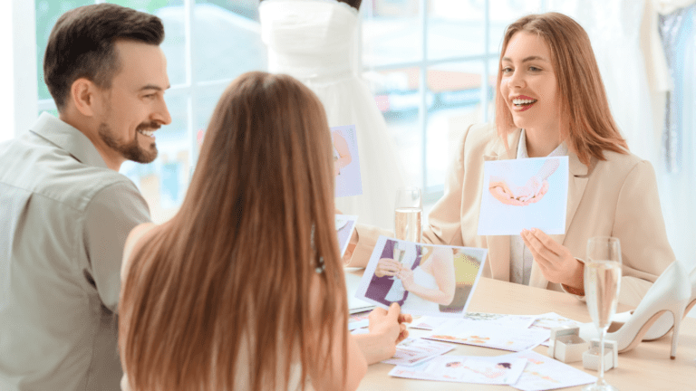 Organizadora de bodas planificando una ceremonia con diseño sencillo y elegante