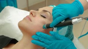 ¿Qué es un tratamiento facial completo y por qué lo necesitas?