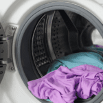 Interior de una lavandería autoservicio con máquinas automáticas y ambiente limpio.