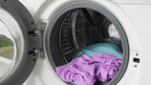 Interior de una lavandería autoservicio con máquinas automáticas y ambiente limpio.