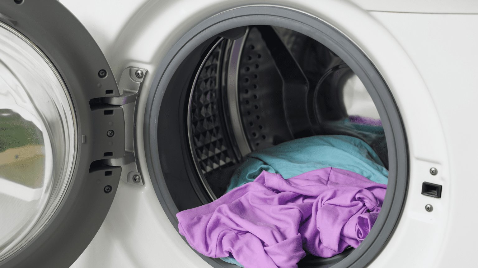 Interior de una lavandería autoservicio con máquinas automáticas y ambiente limpio.