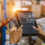 Gestión de envíos con software logístico en almacén