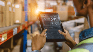 Gestión de envíos con software logístico en almacén