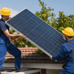 Técnicos de una empresa de instalaciones eléctricas colocando placas solares en un tejado residencial