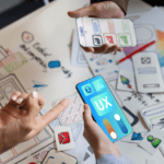 Equipo de un estudio de diseño web creando una tienda online profesional.