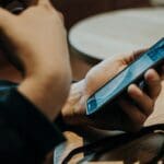 Huésped accediendo con el móvil a un hotel digital con auto check-in sin recepción