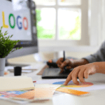 Diseñadora gráfica creando una identidad visual para una marca profesional