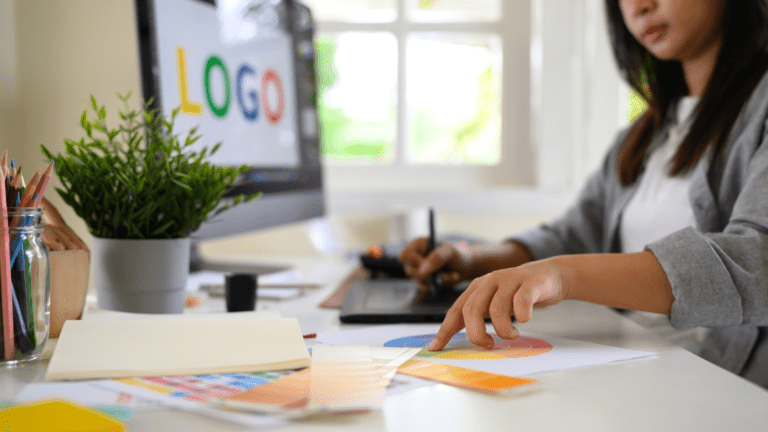 Diseñadora gráfica creando una identidad visual para una marca profesional