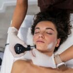 "Tratamiento facial para eliminar manchas del rostro realizado por especialista en estética profesional