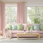 Interior de vivienda luminosa con grandes ventanales, muebles claros y elementos decorativos sencillos que aprovechan al máximo la luz natural