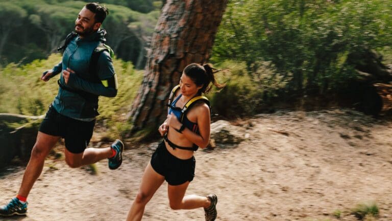 Persona entrenando trail running en montaña con equipo técnico en entorno natural