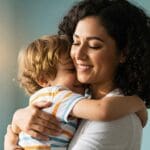 Madre abrazando a su hijo en un momento emocional, representando la alta sensibilidad infantil y el acompañamiento con amor y comprensión.