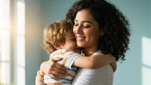 Madre abrazando a su hijo en un momento emocional, representando la alta sensibilidad infantil y el acompañamiento con amor y comprensión.