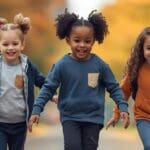 Niños con ropa urbana cómoda jugando al aire libre con sudaderas y pantalones modernos, mostrando un estilo casual y con libertad de movimiento