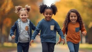 Niños con ropa urbana cómoda jugando al aire libre con sudaderas y pantalones modernos, mostrando un estilo casual y con libertad de movimiento